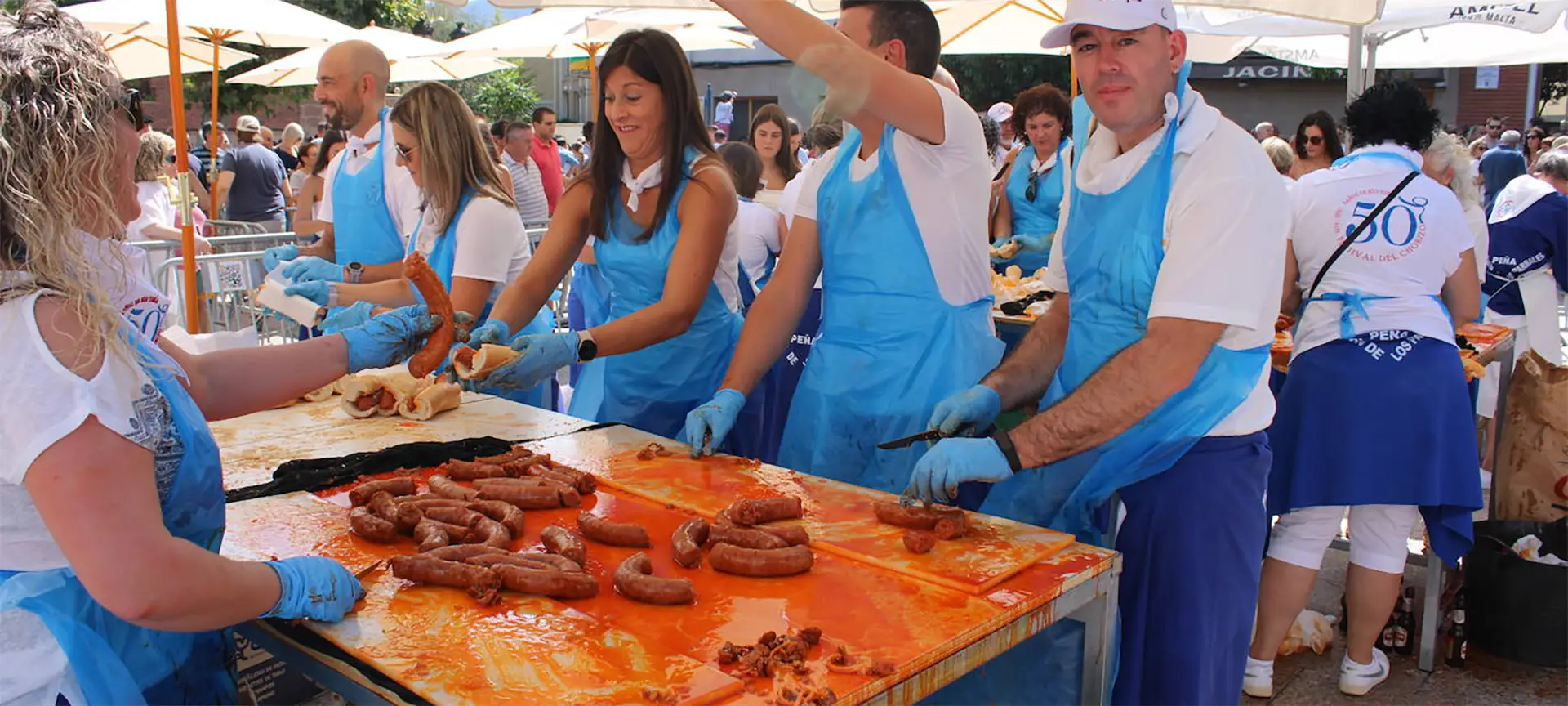 Get to Baños de Río Tobía'a Chorizo Festival early to watch the local butchers and restaurant staff cooking up huge vats of the spicy pork sausages which are then chopped up and served to the attendees in tasty sandwiches.